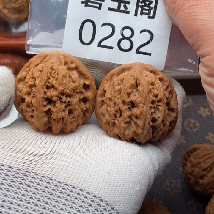 艾***特吊坠文玩核桃南疆石全品44