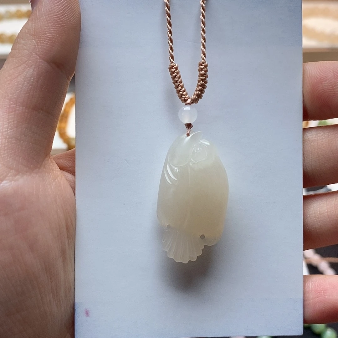 和田玉颈饰未镶嵌藕粉龙鱼