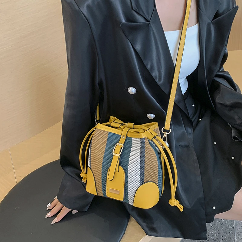 女手提条纹2025新款撞色秋季新款水桶包包洋气斜挎包韩板时尚单肩