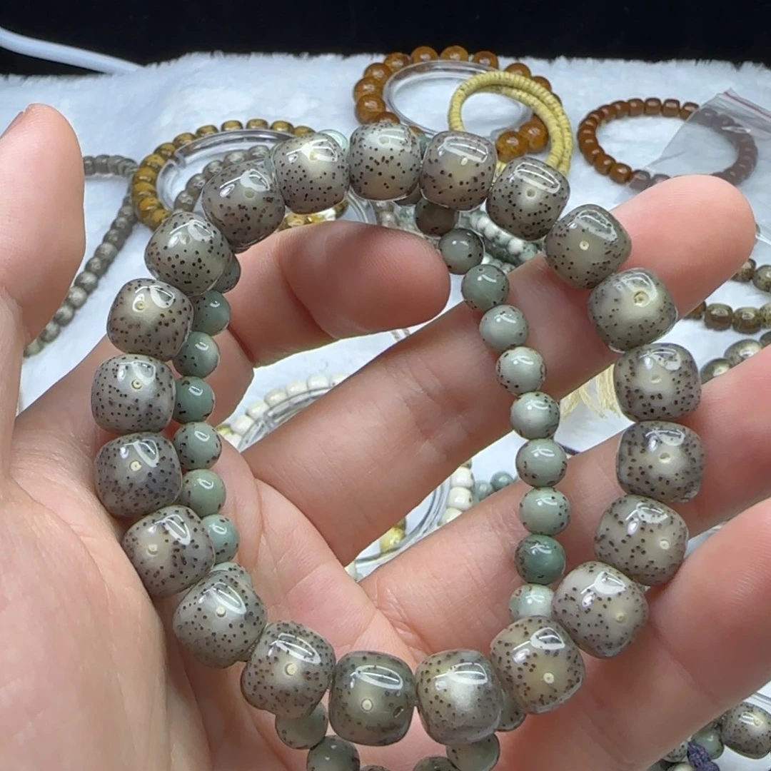 星月菩提手串是*莉石玉料