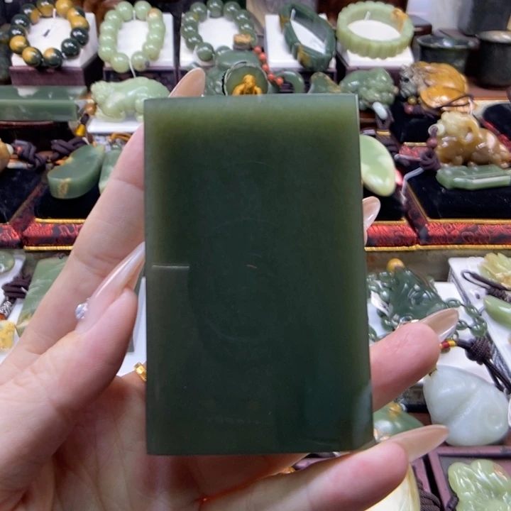 未镶嵌岫岩老玉（透闪石质玉）把件