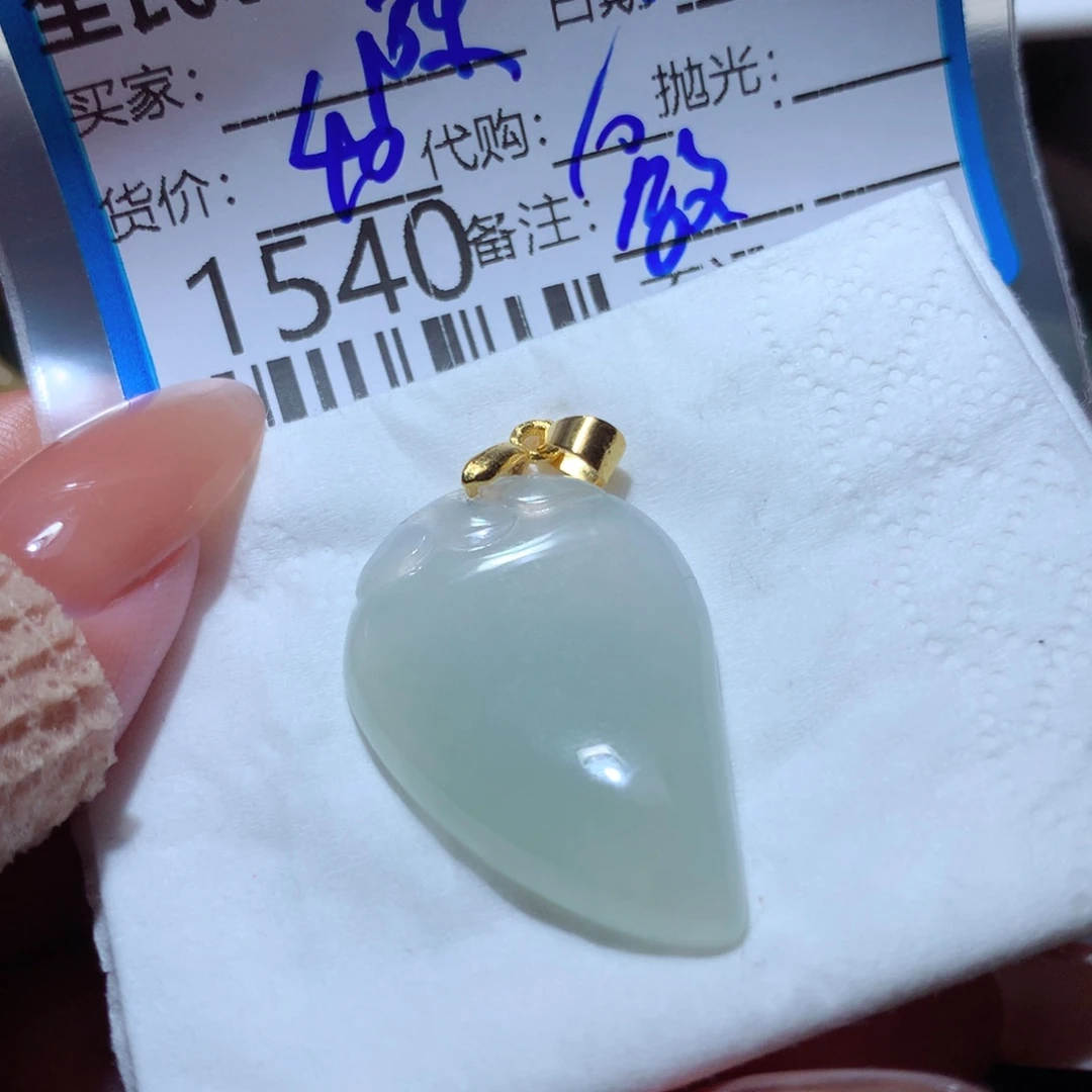 翡翠未镶嵌颈饰陈**钱