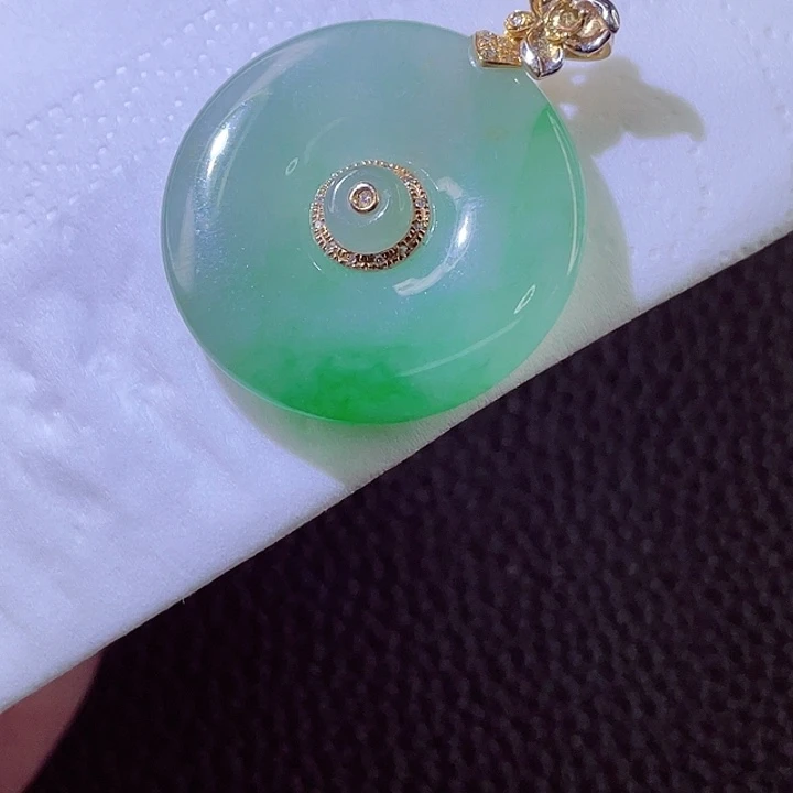翡翠18K金镶嵌颈饰翡翠
