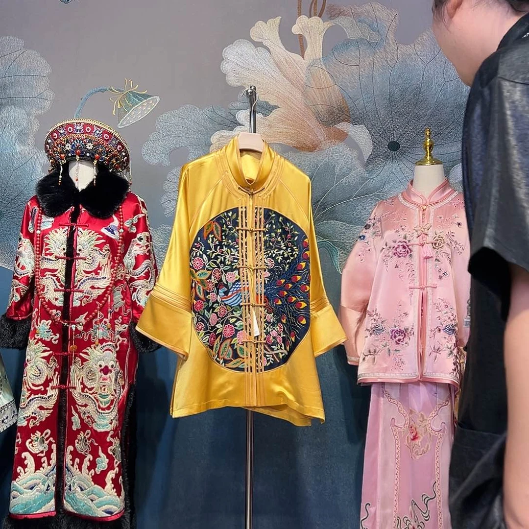 立领中开前满绣打籽绣姐姐服