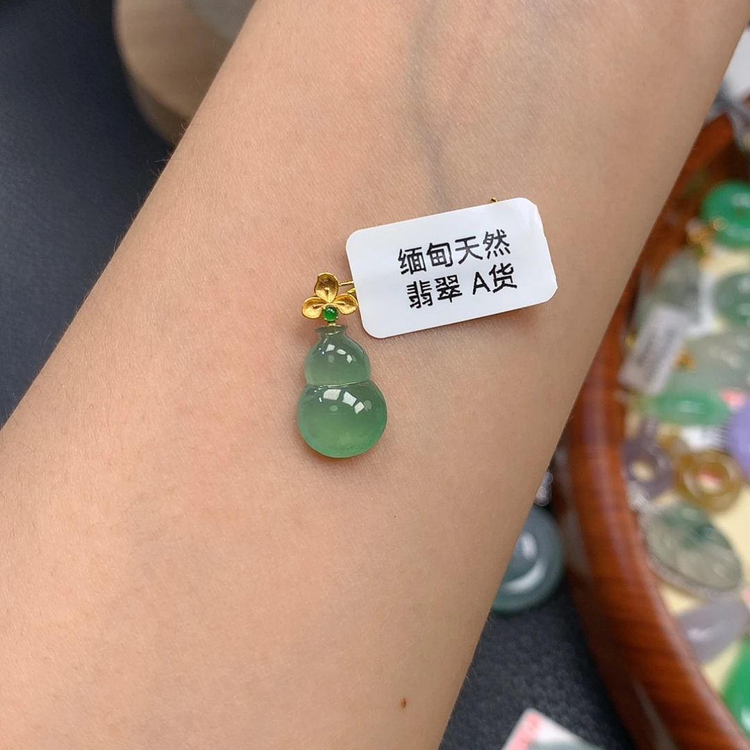 翡翠18K金镶嵌颈饰翡翠