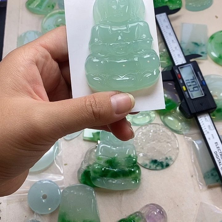 翡翠未镶嵌颈饰观音