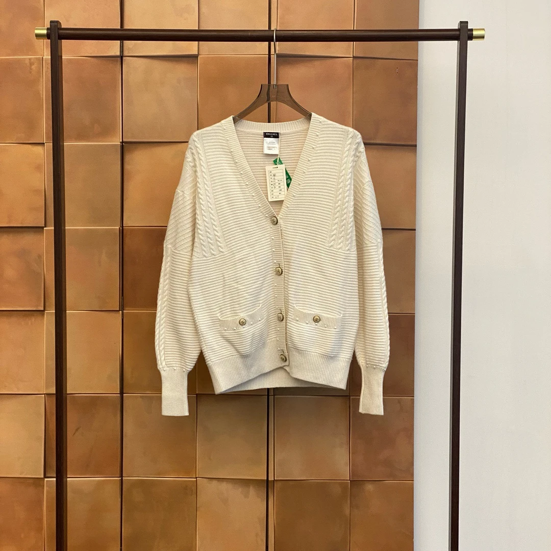 99新 Chanel/香奈儿 爆款白色珍珠滚边双C扣开衫/36码/99新/30182