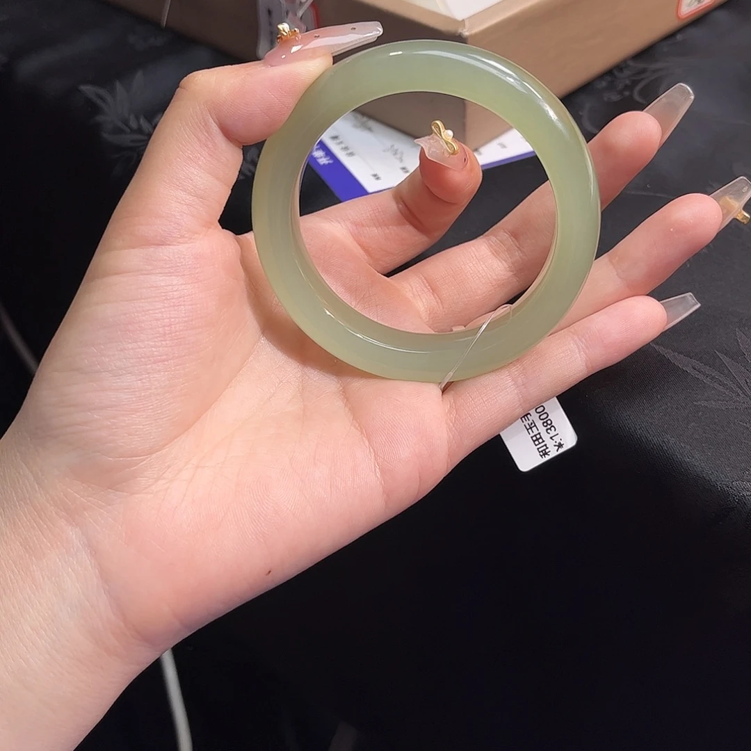 和田玉未镶嵌手镯