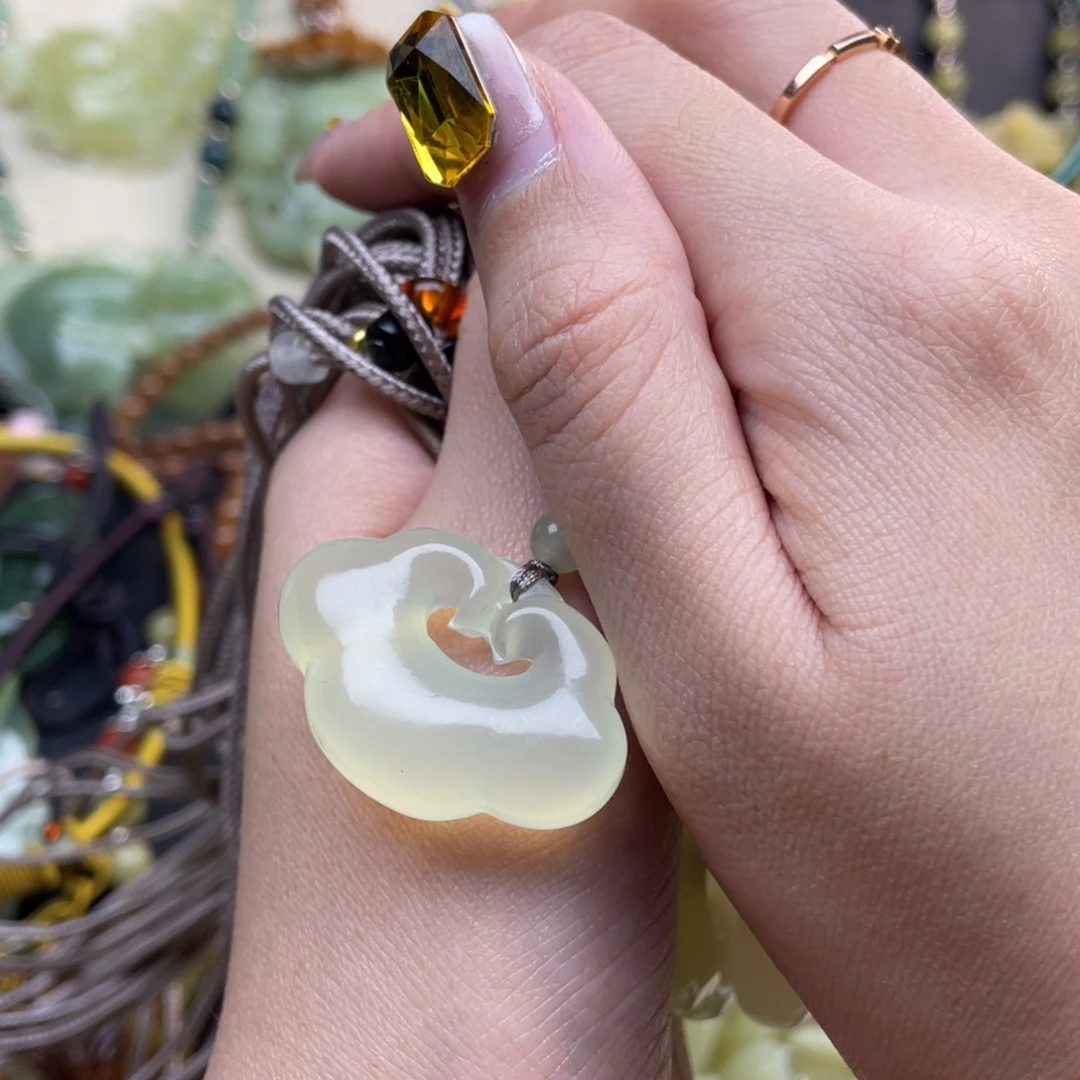 蛇纹石玉颈饰未镶嵌