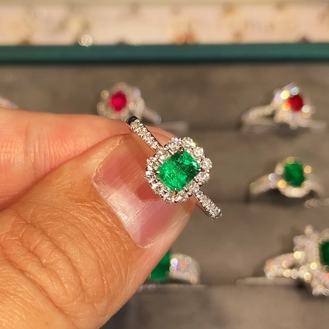 戒指18K金镶嵌祖母绿0.52克拉