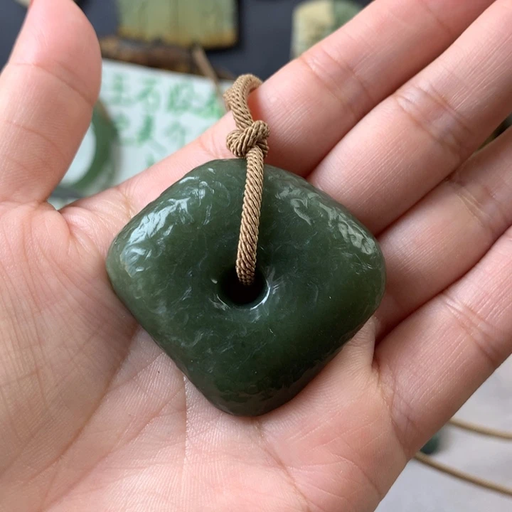 透闪石质玉挂件未镶嵌手****2