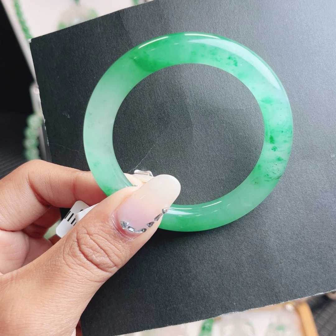 石英质玉未镶嵌手镯（圆镯）