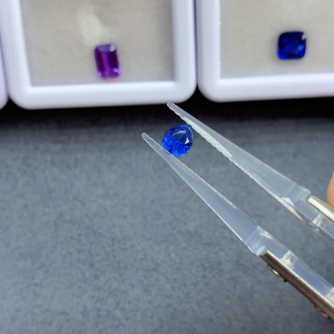 蓝宝石0.58克拉裸石未镶嵌