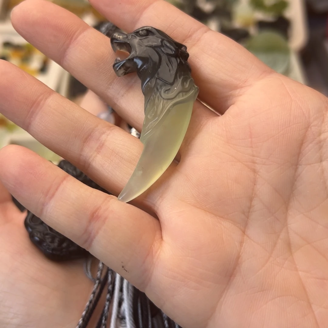 蛇纹石玉颈饰合金