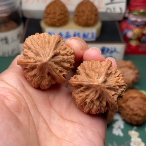 【闪购商品】文玩核桃把件35全品玉龙粗筋三棱