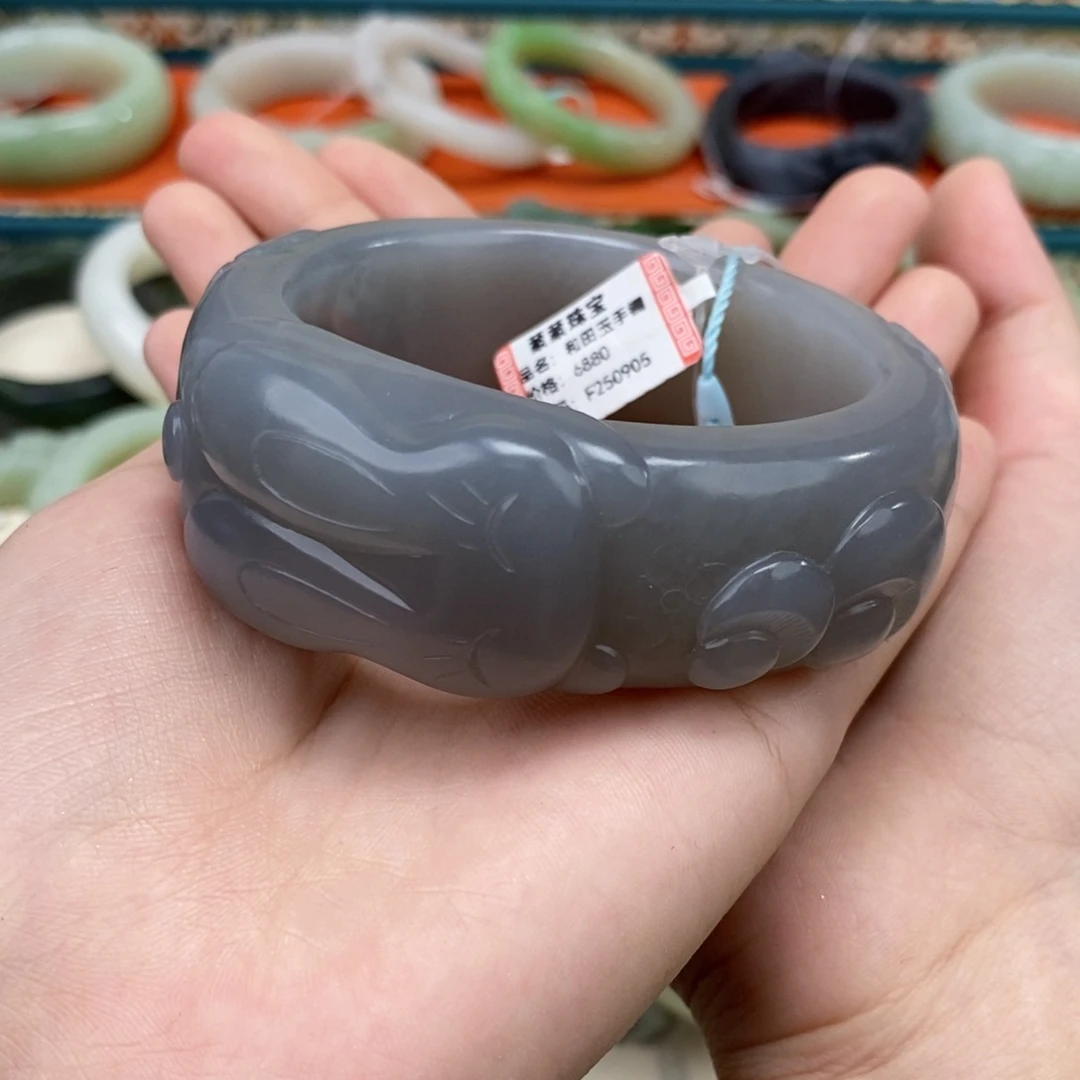 乌***姐未镶嵌手镯和田玉