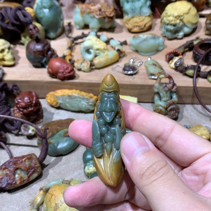 未镶嵌岫岩河磨玉（透闪石质玉）挂件刘*