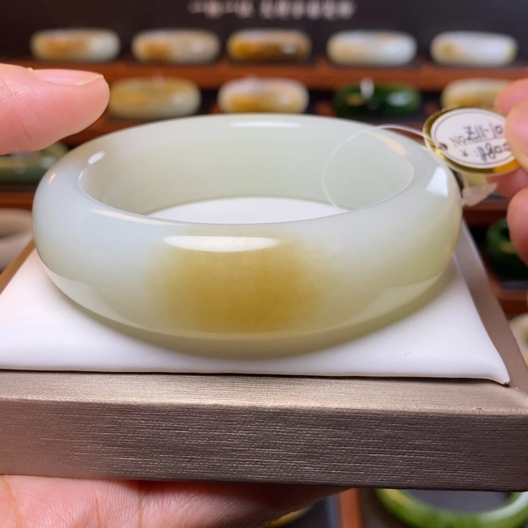 和田玉（糖玉）未镶嵌手镯