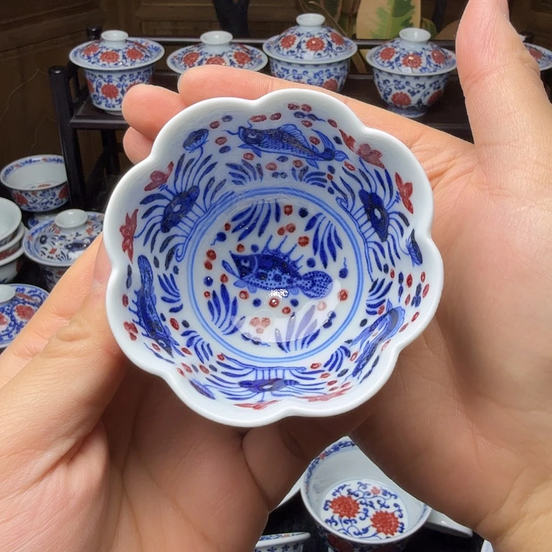 青花釉里红满绘鱼藻杯