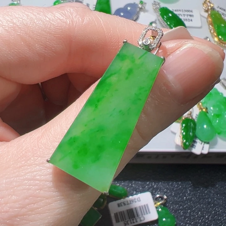 18K金镶嵌挂件翡翠