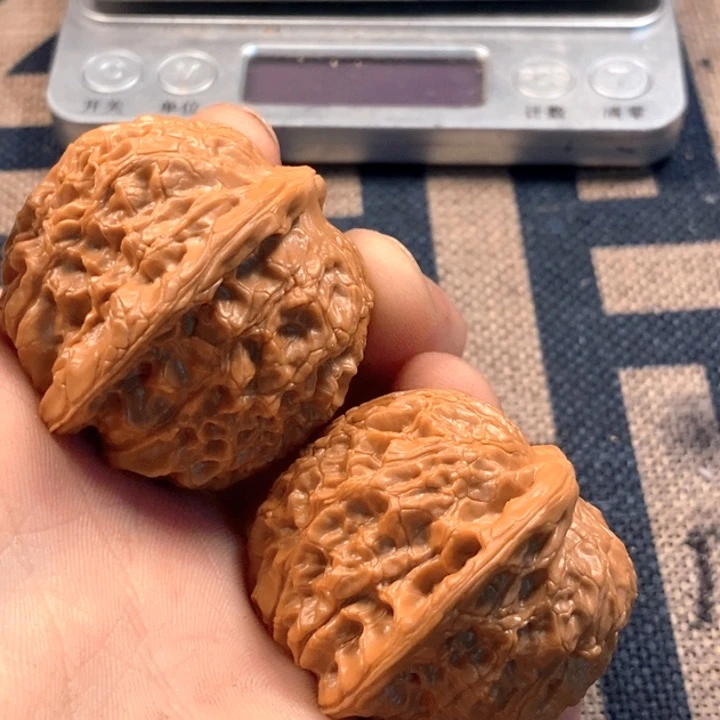 文玩核桃吊坠血麒麟