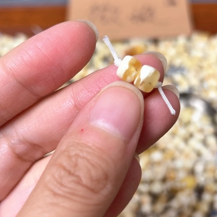 蜜蜡未镶嵌裸石6.5mm有坑