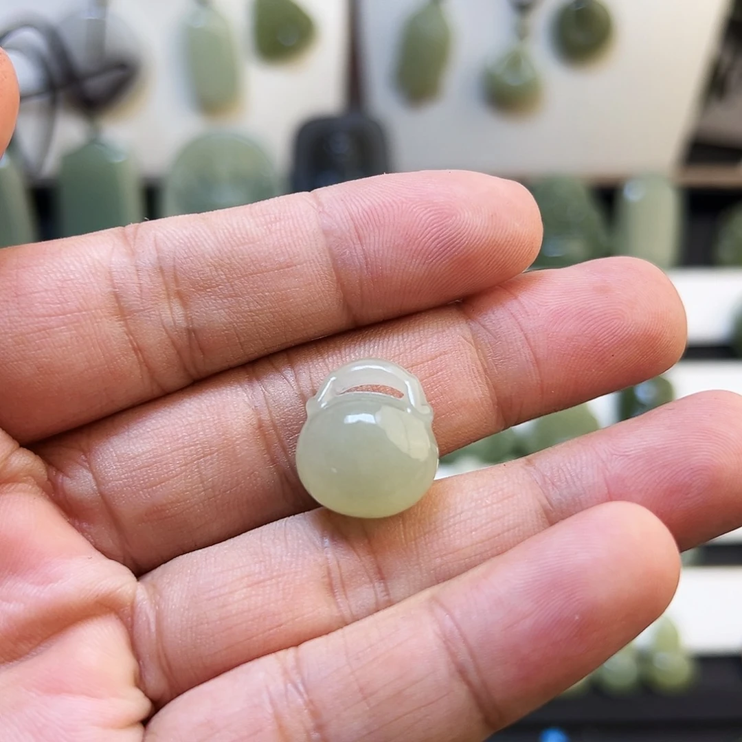 吊坠(赠链)未镶嵌和田玉666