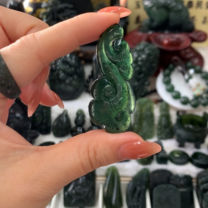 蛇纹石玉未镶嵌颈饰