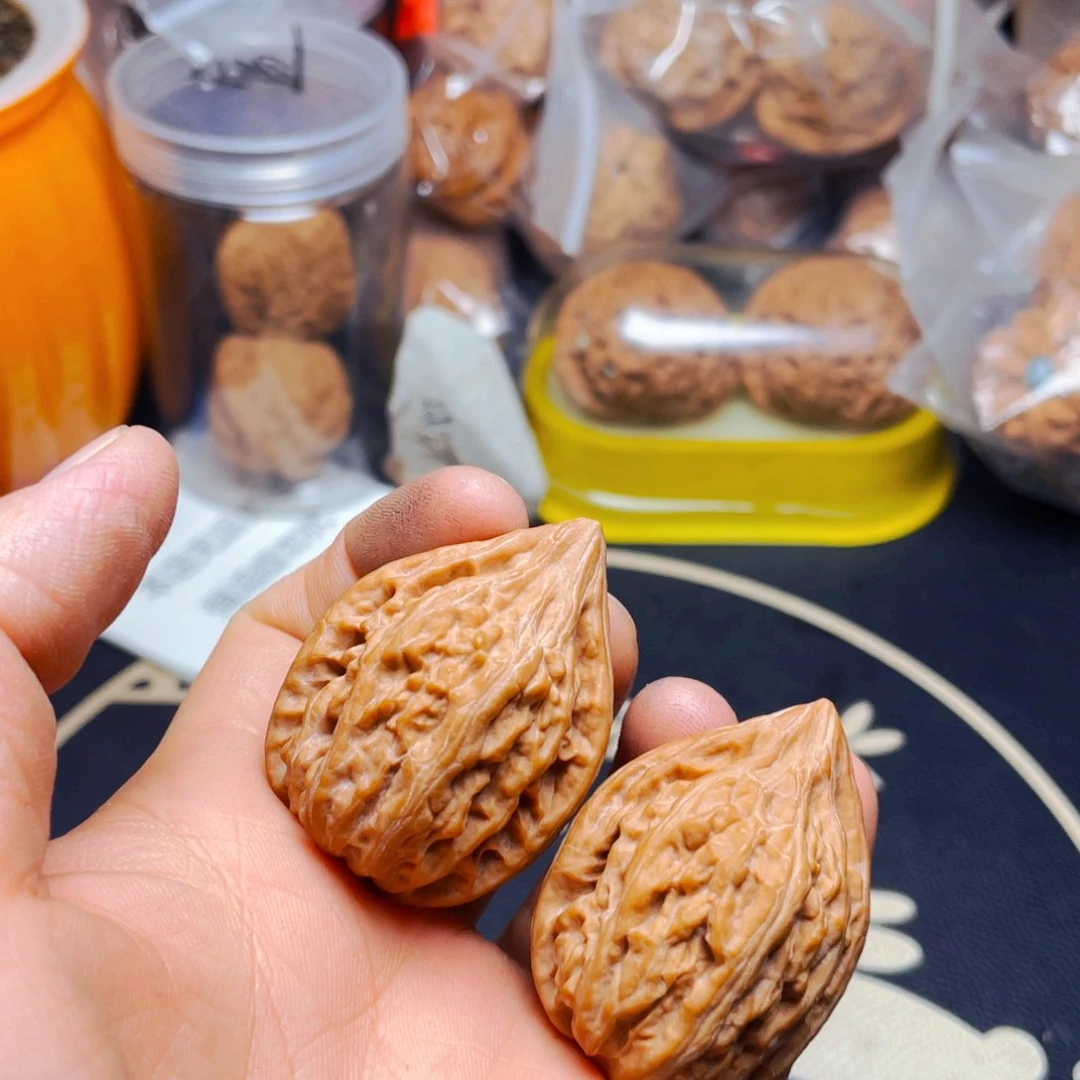 文玩核桃吊坠懒**主瓷瓶一对