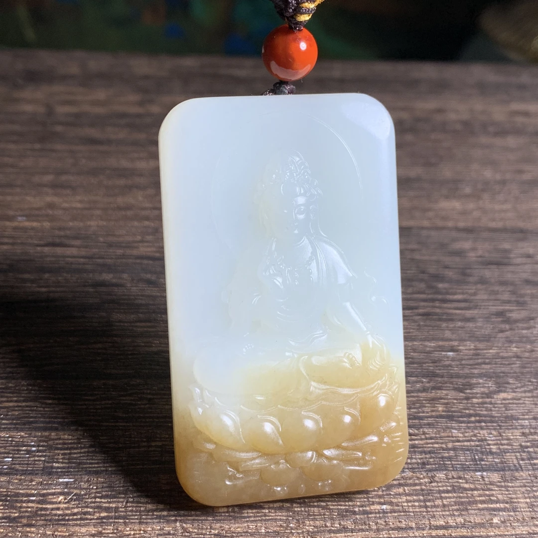 和田玉糖羊脂白玉观音牌，老坑细料，油润度非常好，糖色浓郁鲜艳，