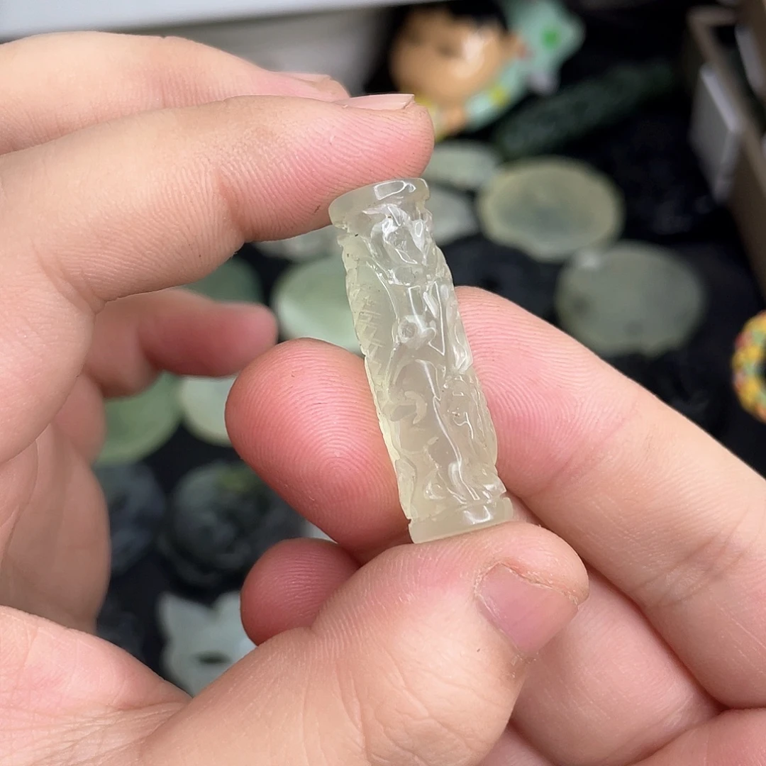岫玉未镶嵌颈饰龙
