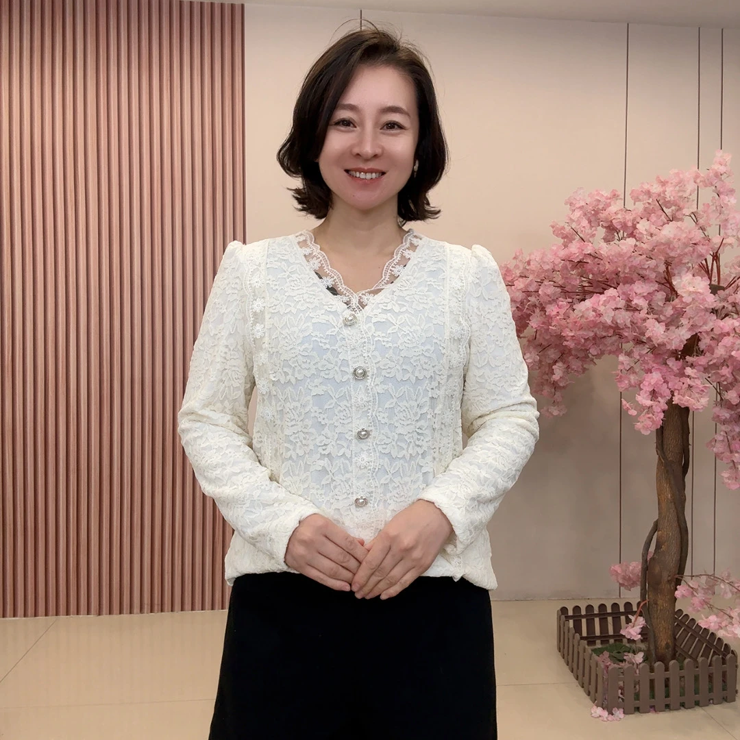 816秋季时尚V领设计蕾丝衫大码女装上衣