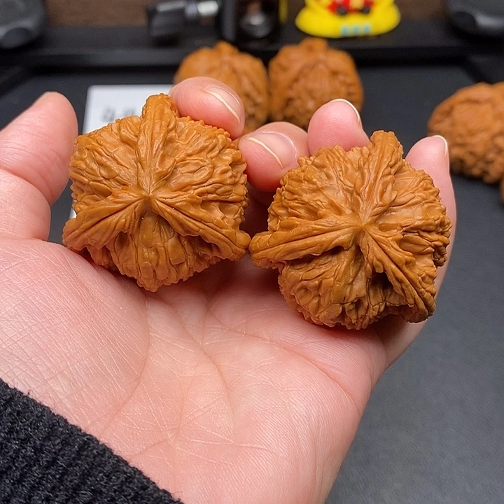 宇***_文玩核桃把件白奔