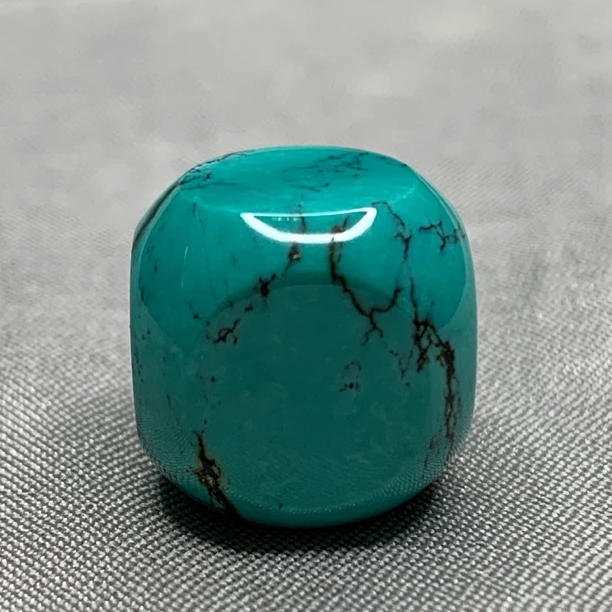 原矿绿松石六方墩子，尺寸13x13mm重4.82克