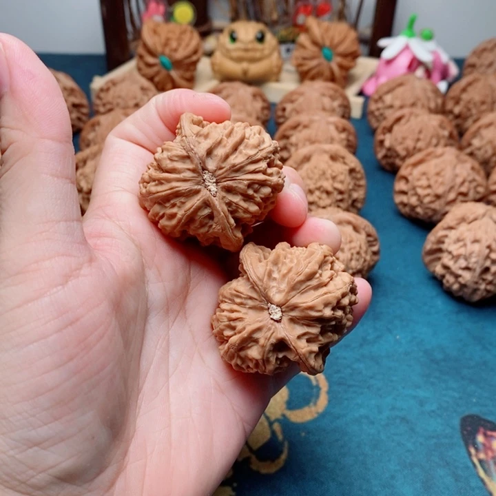 同***斯文玩核桃把件牡丹纹40