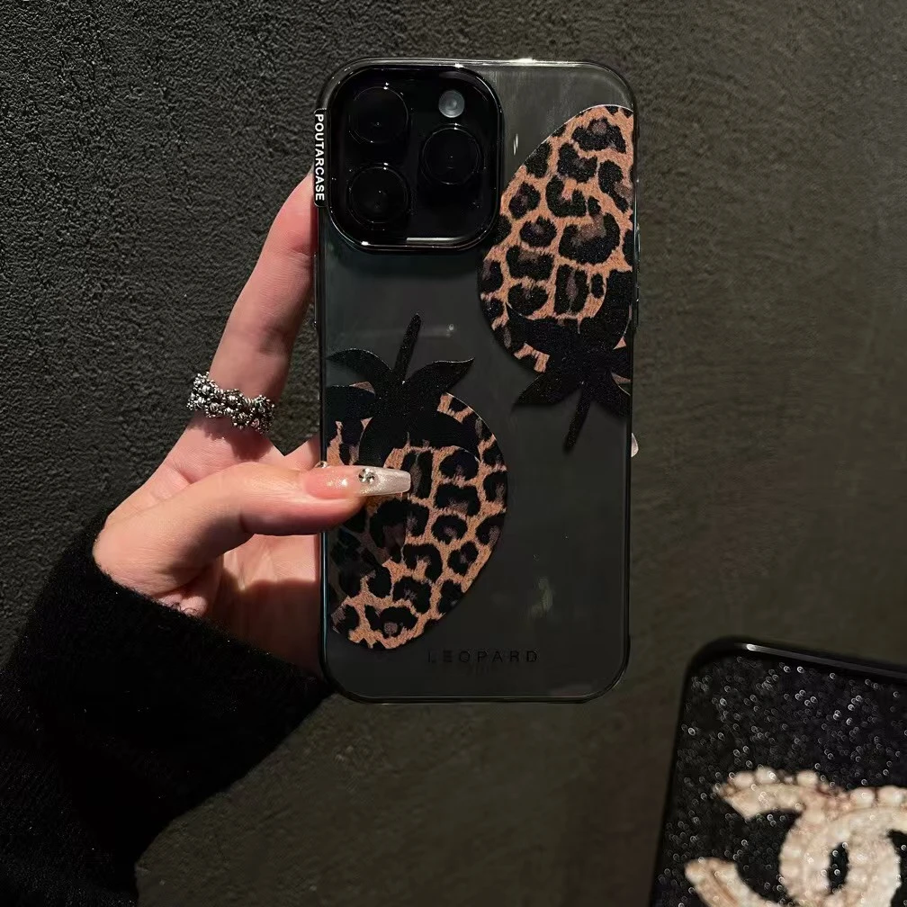 Ins复古黑豹纹草莓适用于苹果iPhone16promax手机壳15/14/13pro