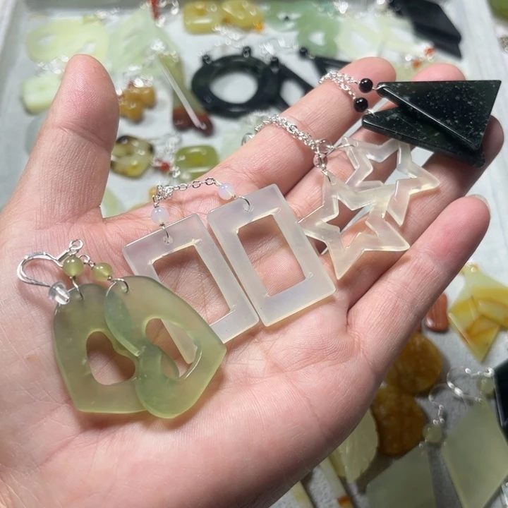 蛇纹石玉合金耳饰