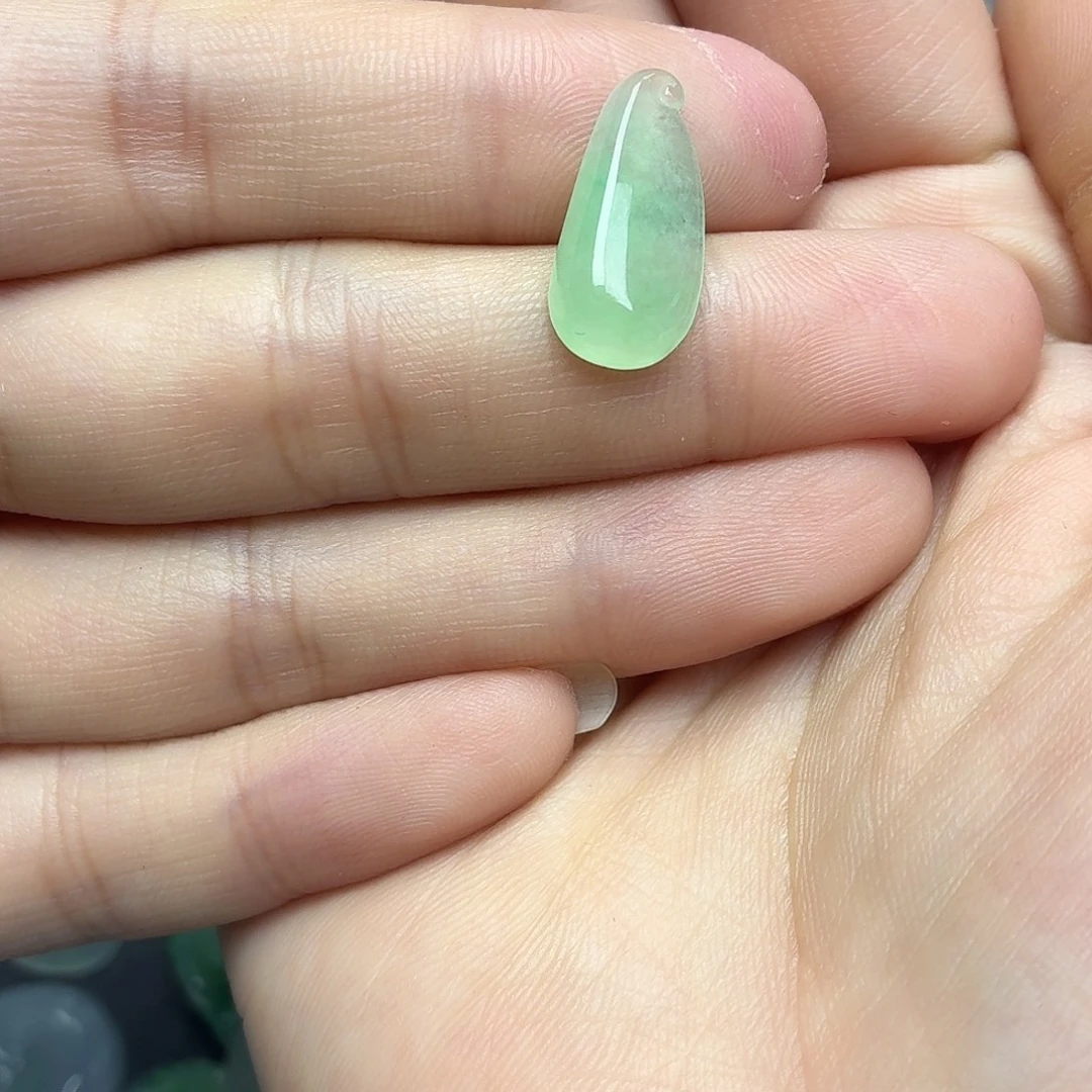 翡翠未镶嵌颈饰绿瓜
