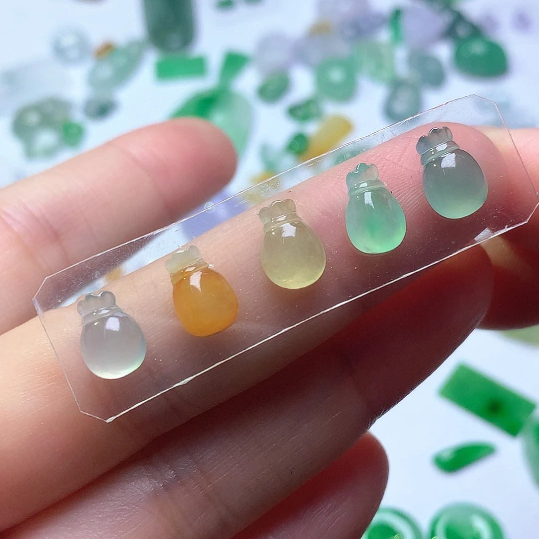 翡翠未镶嵌颈饰钱袋