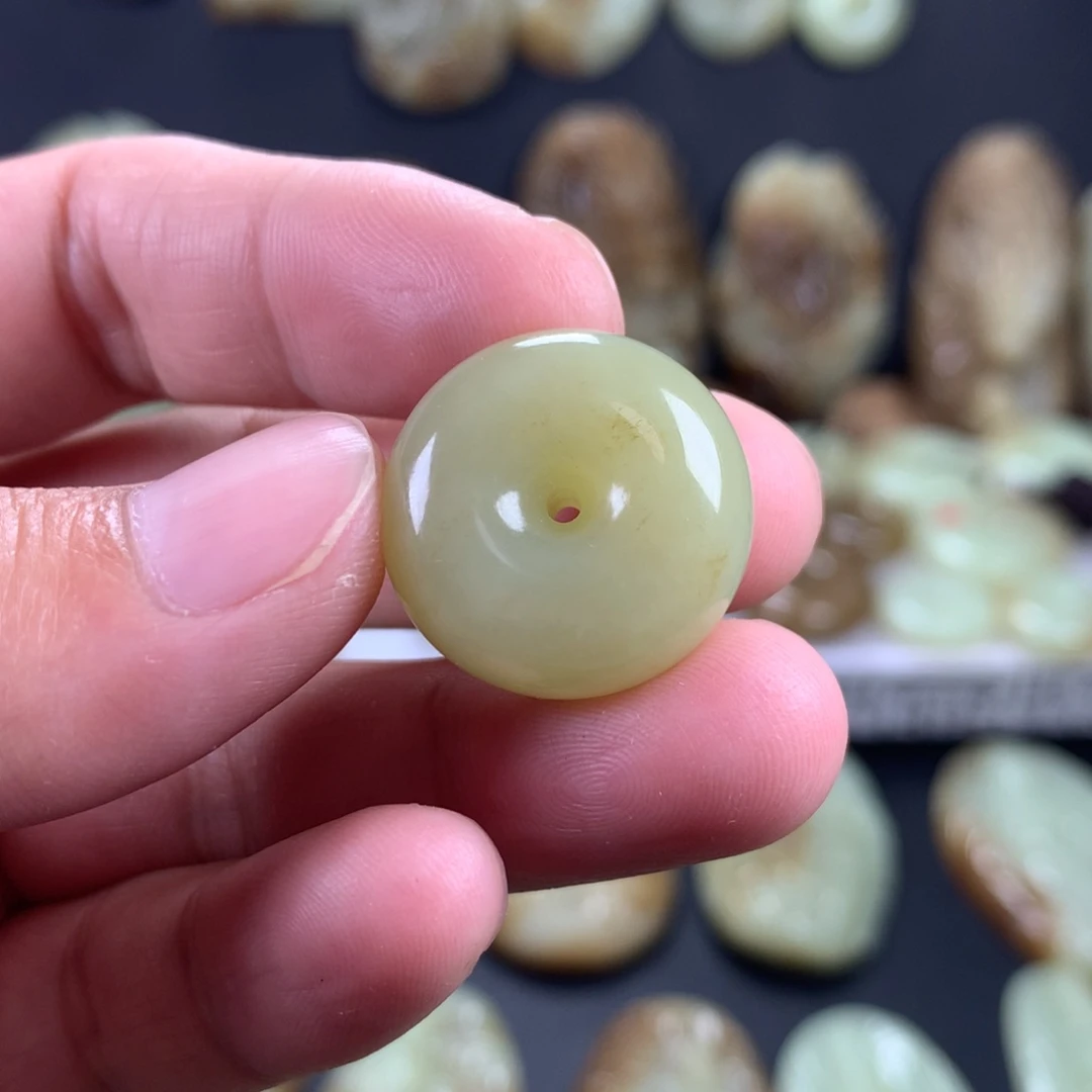 小***运和田玉未镶嵌颈饰