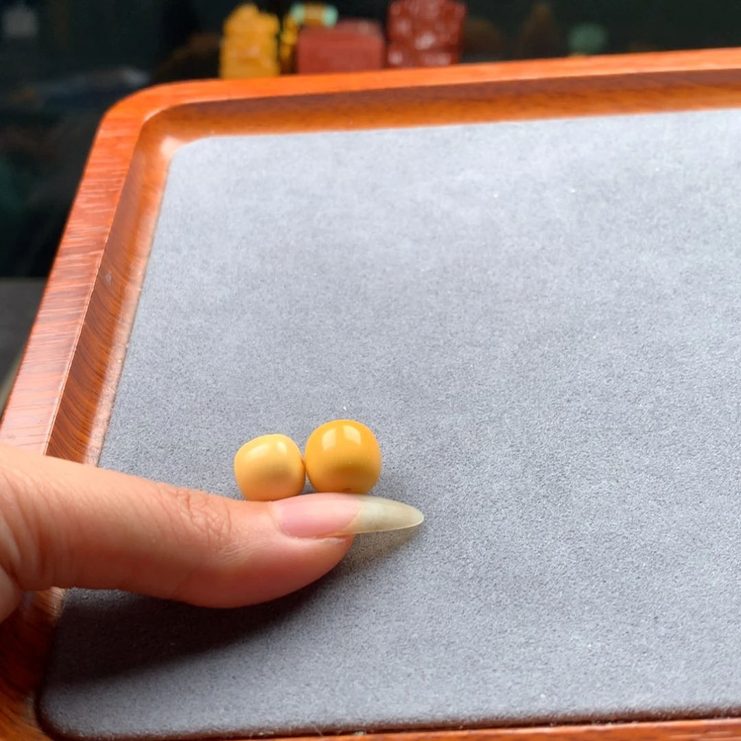 用***5石英质玉（缅黄）配饰未镶嵌