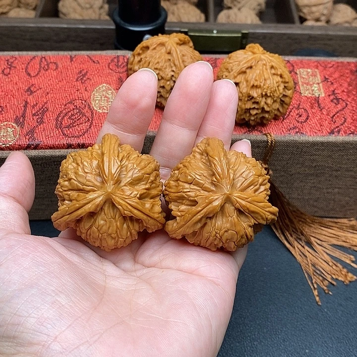 吕***子文玩核桃把件白奔