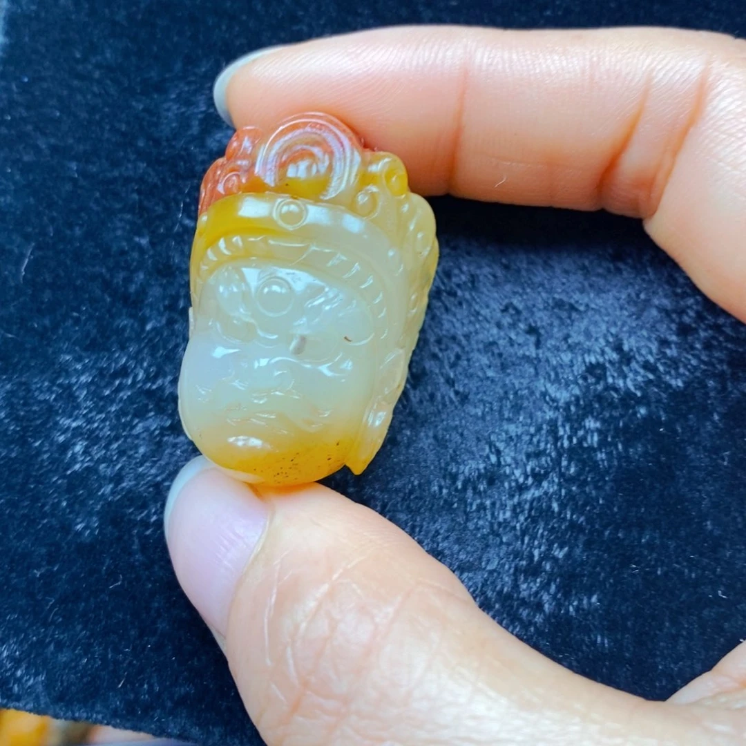 未镶嵌石英质玉（黄龙玉）颈饰