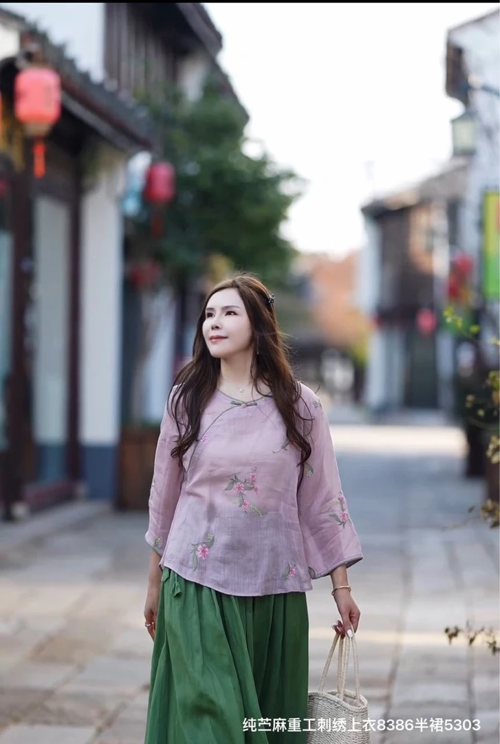 8386重工刺绣圆领上衣