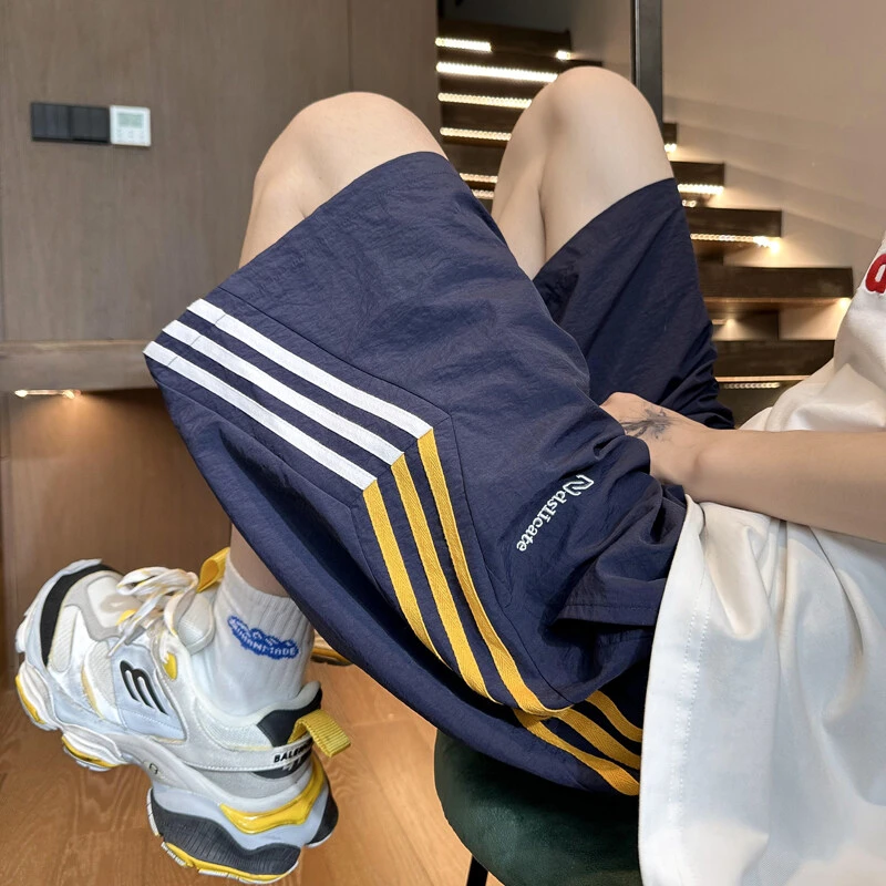 美式条纹运动短裤男款夏季冰丝多巴胺裤子过膝四五分裤速干沙滩裤