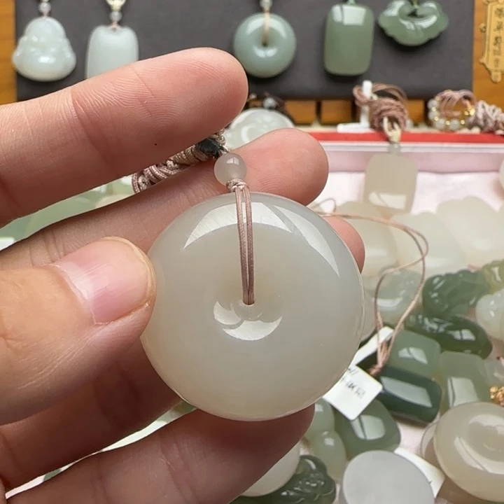 田***语颈饰未镶嵌和田玉