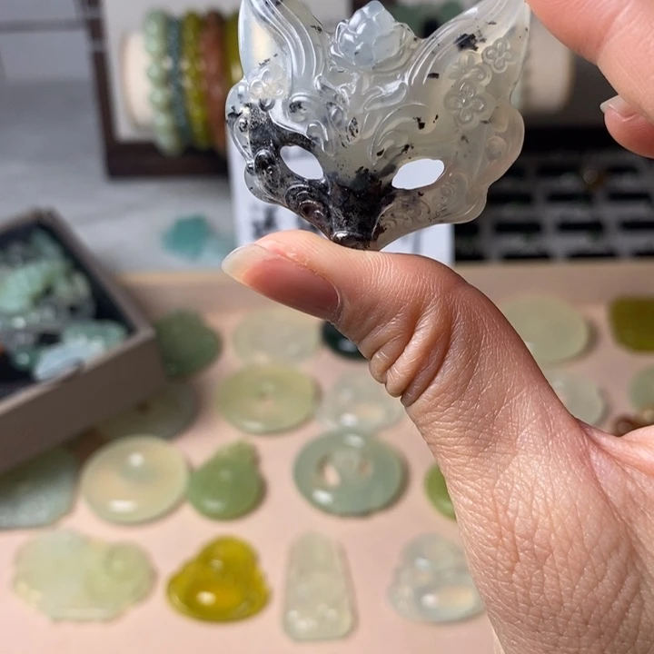 蛇纹石玉颈饰未镶嵌