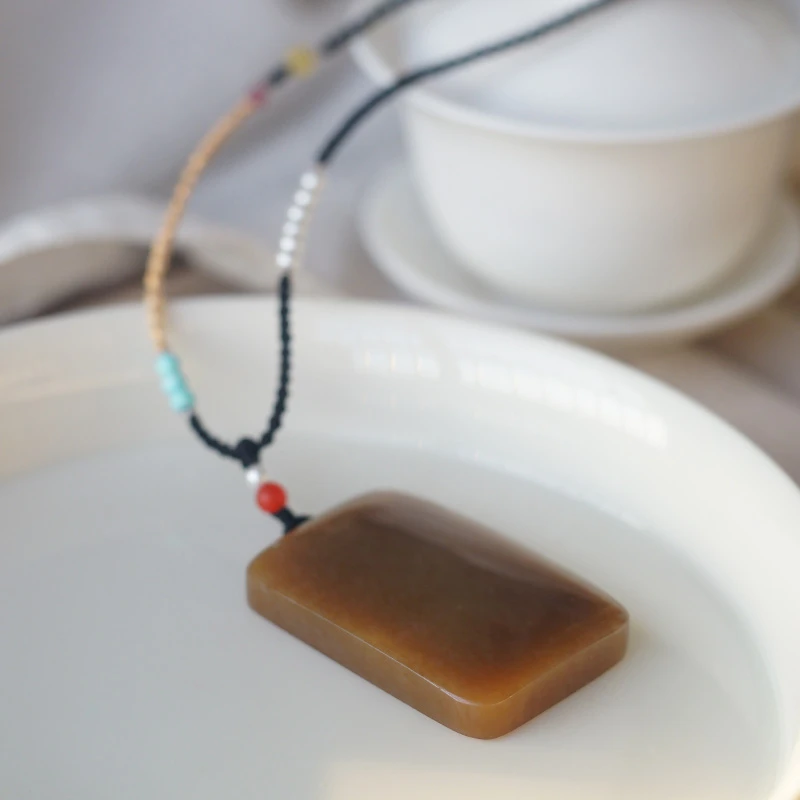 新疆和田玉且末糖无事牌吊坠老红糖挂件