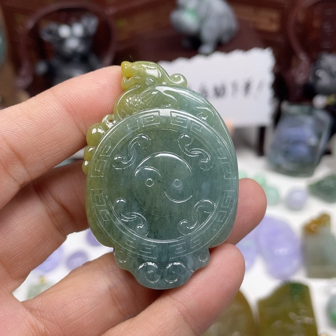 不***举颈饰未镶嵌翡翠貔貅牌