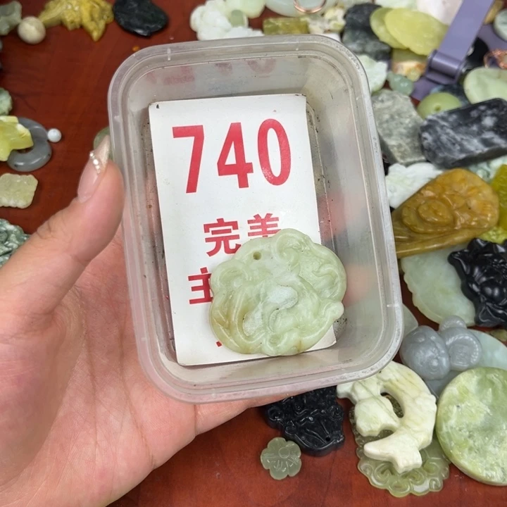 蛇纹石玉足银镀金镶嵌颈饰